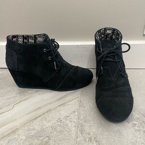EUC TOMS Desert Black Suede Lace-up wedge bootie. Size 8 Kala wedge bootie